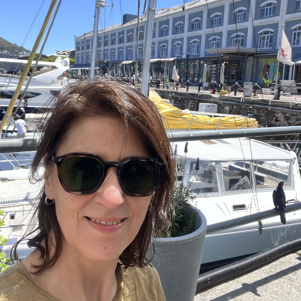 Annelies van Meteren, reisadviseur bij TravelerM Reizen, bij de V&A Waterfront in Kaapstad