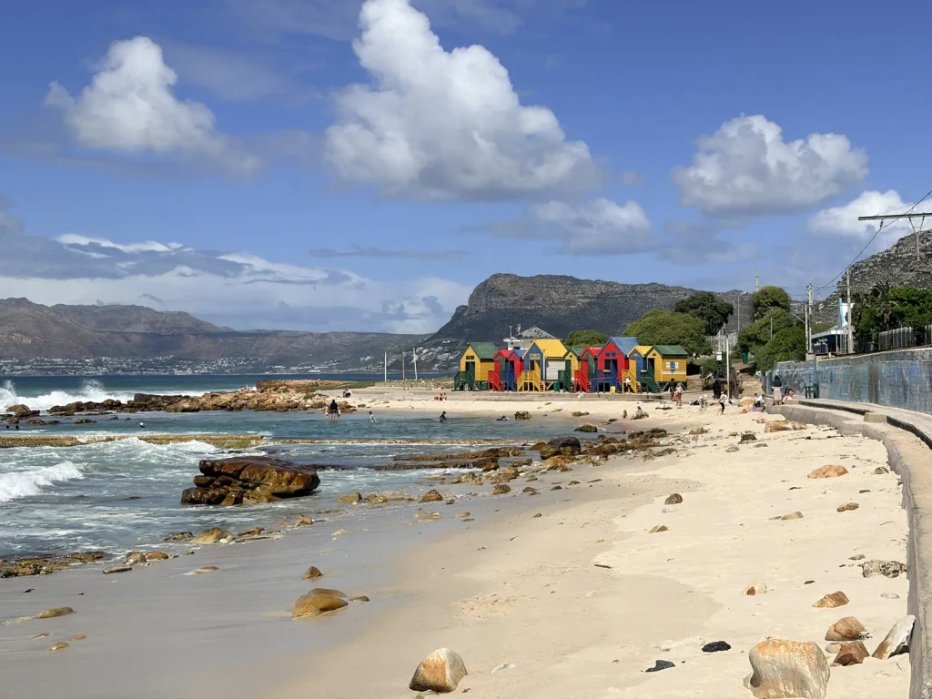 Kleurrijke strandhuisjes op het strand van St James bij Kaapstad