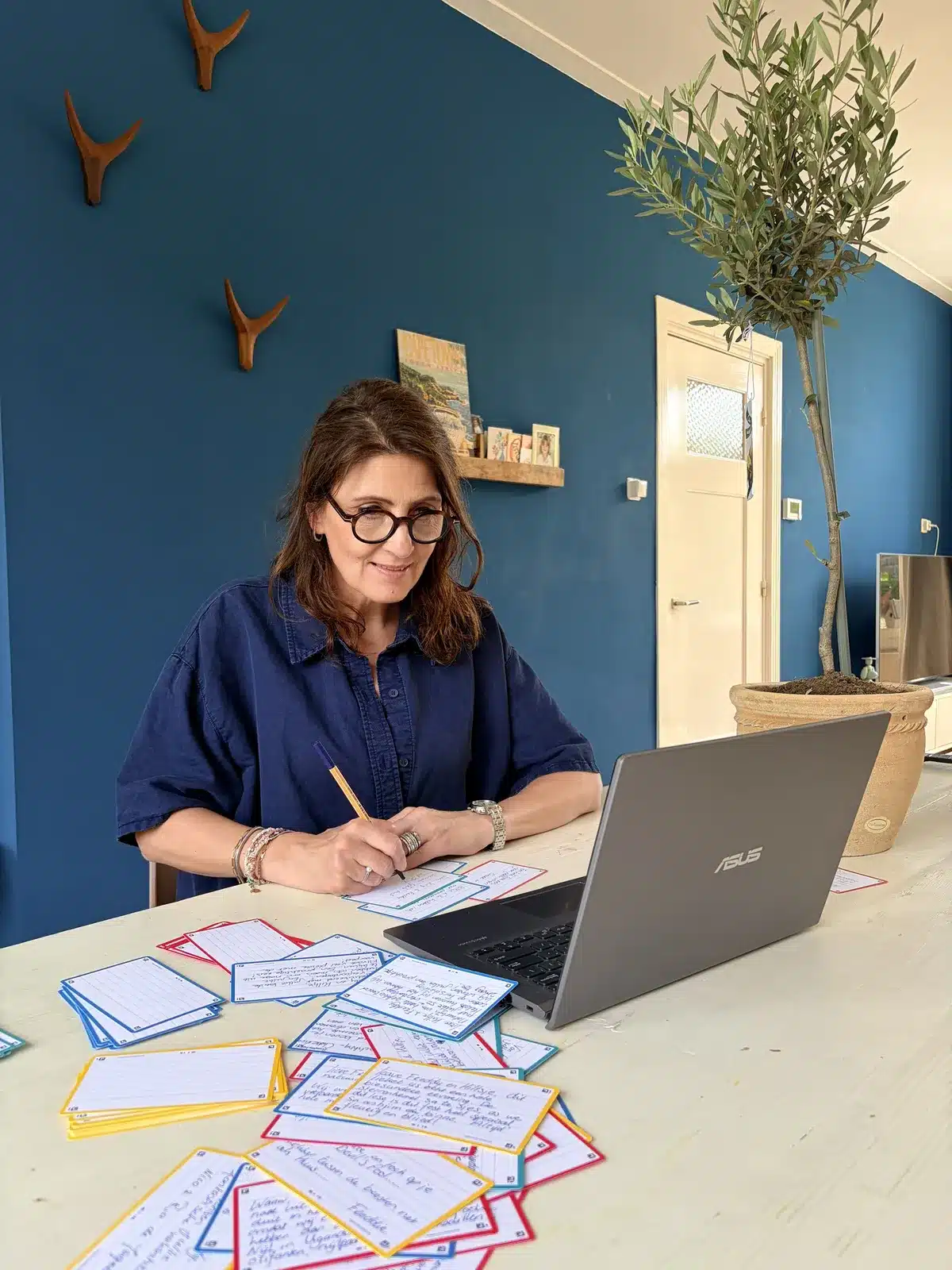 Annelies van TravelerM schrijft persoonlijke wensen op kaartjes